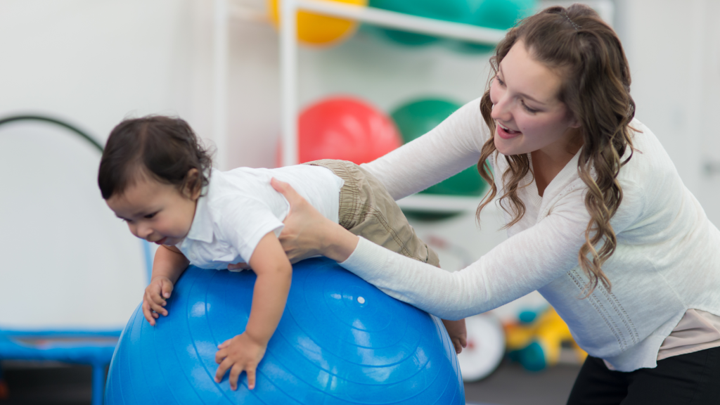 Rodzic kołysze dziecko - naturalna stymulacja mózgu