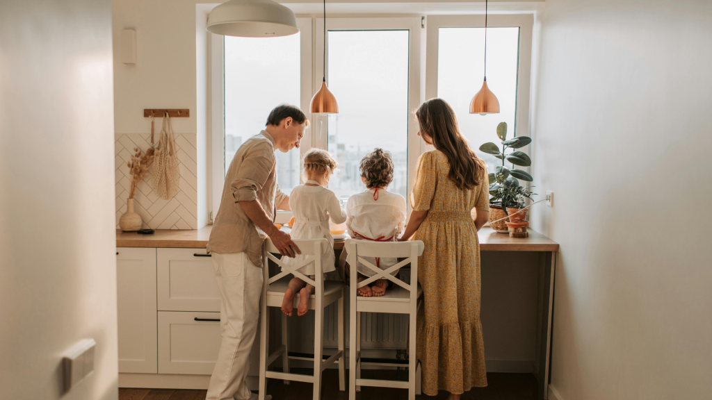 Rodzic opowiada dziecku swoją historię z pierwszego dnia w przedszkolu - budowanie zaufania przez szczere rozmowy"