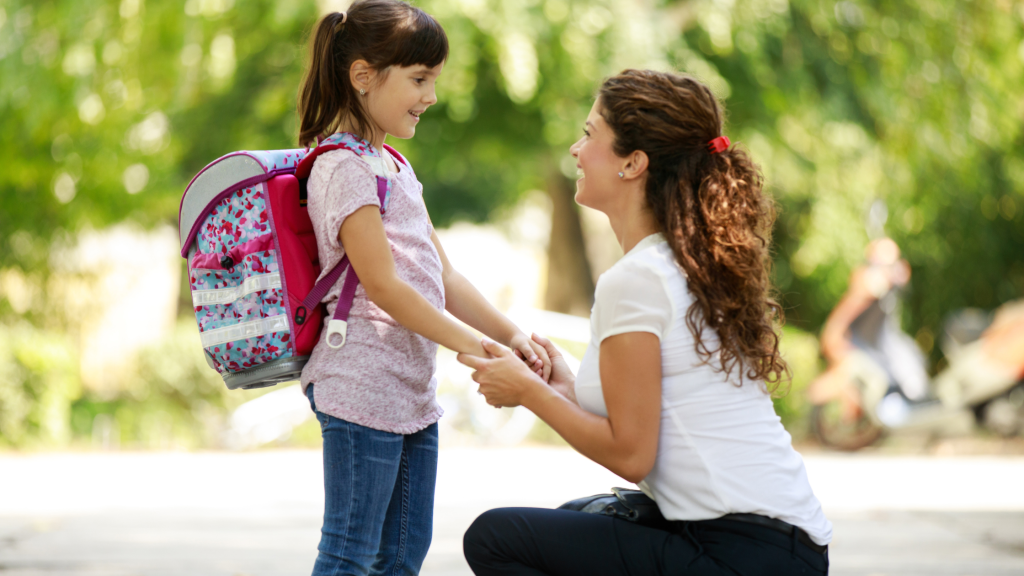 Mama rozmawia z dzieckiem o przedszkolu wskazując na kolorowy obrazek - oswajanie nowości przez rozmowę